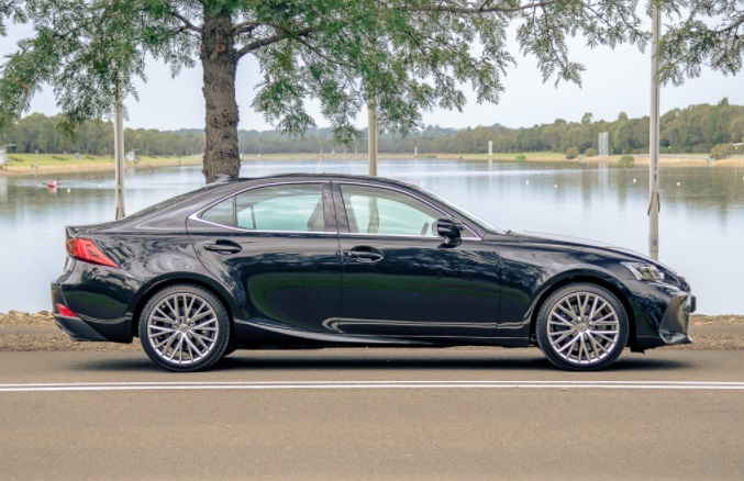 Lexus-IS300h-Side-article.jpg